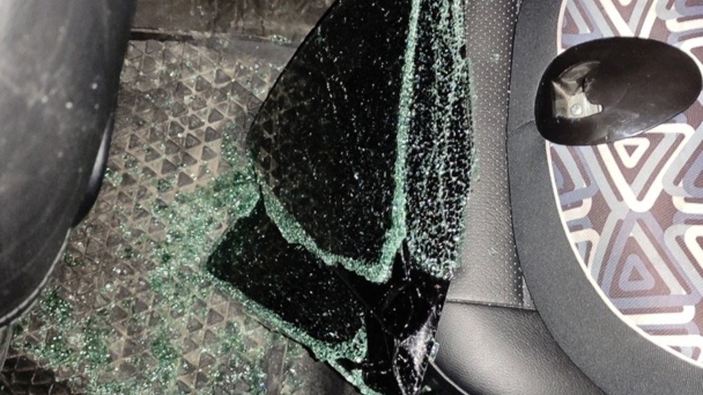 Разбил стекло и обчистил машину: водители пожаловались на автоворов в Новосибирске