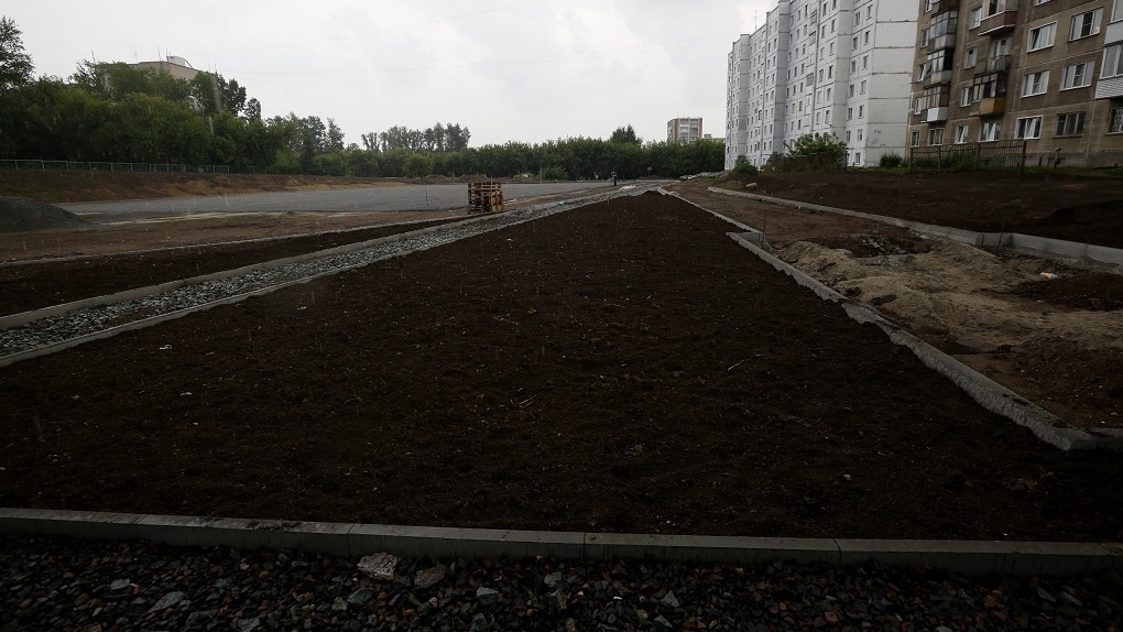 Стадион с футбольным полем и полоса препятствий: у школы №15 в Новосибирске строят спортивную площадку