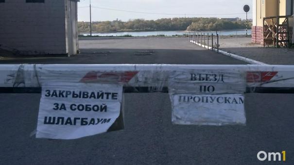 Поезда и многодетные дачники заблокировали улицу на окраине Омска