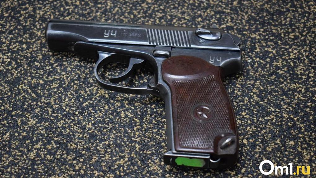 В омском парке двое мужчин семь раз выстрелили из пистолетов в своего знакомого