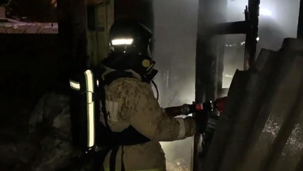 При пожаре в частном доме под Омском пострадал человек
