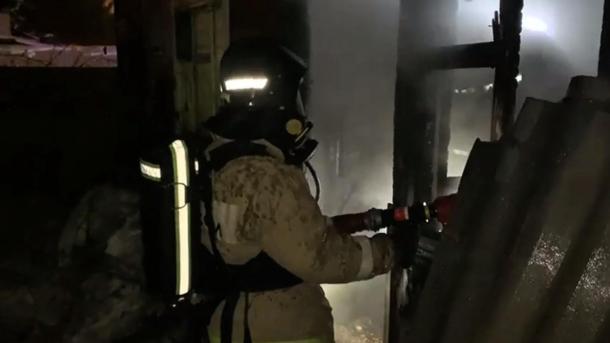 При пожаре в частном доме под Омском пострадал человек