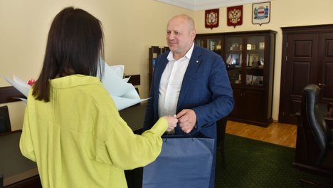 Сергей Шелест вручил жене омского военнослужащего прицел для снайперской винтовки