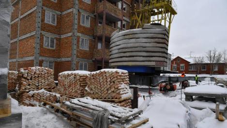 Директора омской фирмы обвиняют в краже денег, полученных на завершение долгостроя