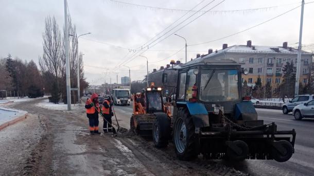 На дорогах Омска продолжают борьбу с гололёдом