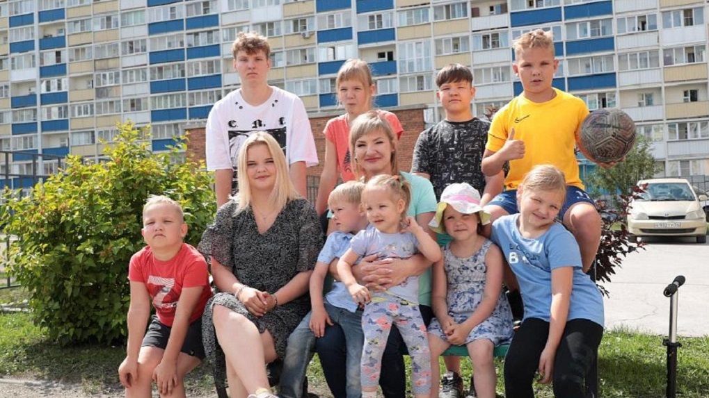 Потеряла ребёнка и двух мужей: как мать из Новосибирска справляется с воспитанием 10 детей. ФОТО