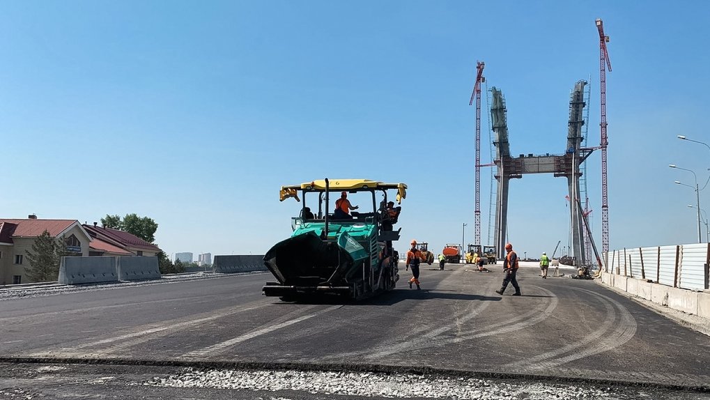 В Новосибирске приступили к асфальтированию правобережной развязки четвертого моста. ФОТО
