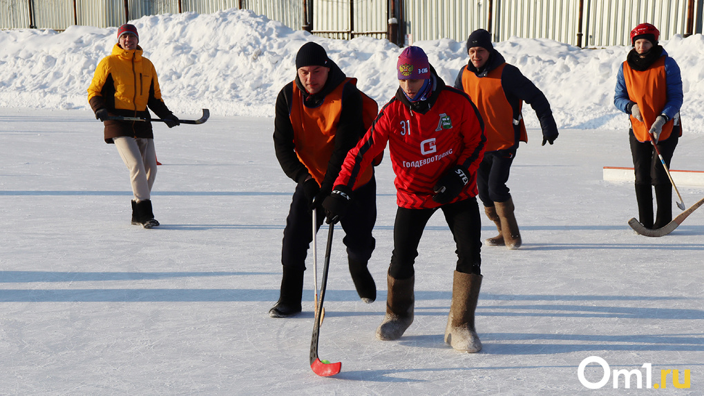 Дети кричали: «Гол!» В Новосибирске родители вышли на лёд в валенках и играли в хоккей с мячом