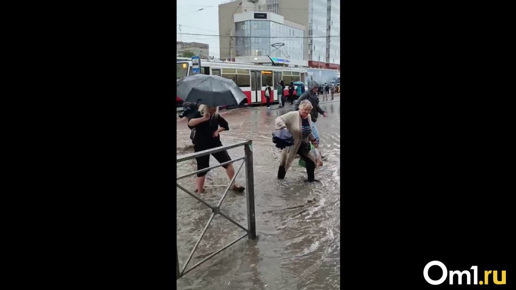 Люди по колено в воде: показываем последствия мощного ливня в Новосибирске