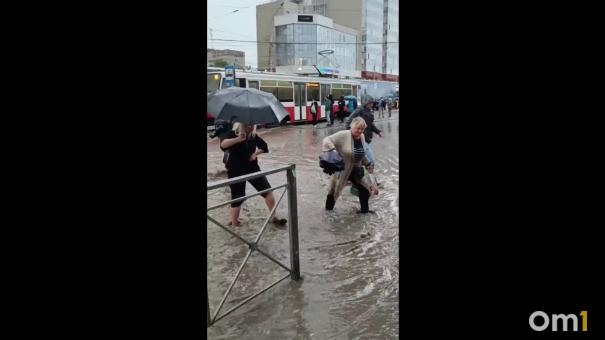 Люди по колено в воде: показываем последствия мощного ливня в Новосибирске