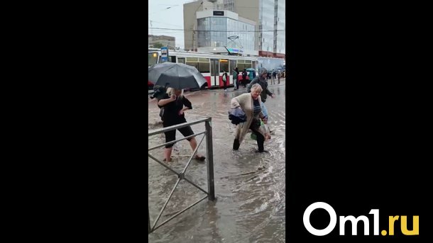 Люди по колено в воде: показываем последствия мощного ливня в Новосибирске