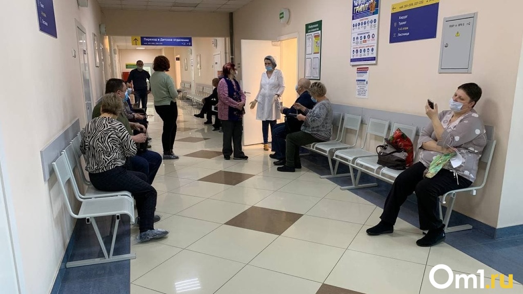 Обливаются потом и убивают время в очередях: новосибирцы жалуются на ужасы вакцинации в поликлиниках
