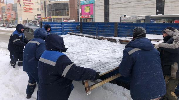 Ограничивали парковку и проезд — в Новосибирске демонтировали незаконные ограждения