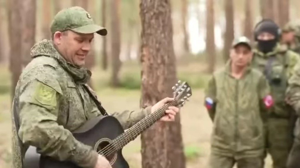 Солдат из Новосибирска записал на видео исполнение песни День Победы в зоне СВО. ВИДЕО
