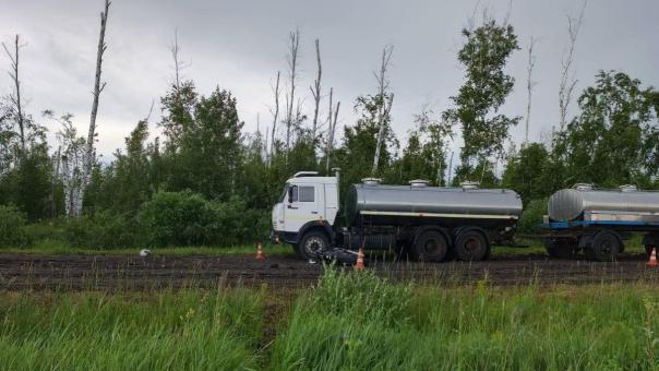 В Омской области ребенок на мопеде попал в серьёзное ДТП с КамАЗом
