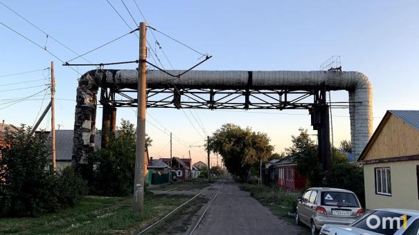 В теплотрассе на Челюскинцев появилась крупная пробоина