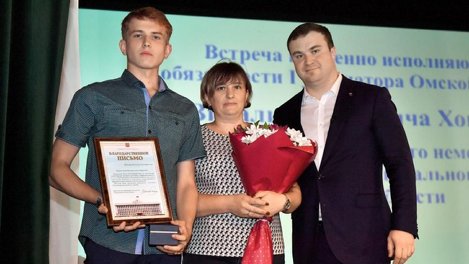 Побежал к месту пожара: десятиклассник из Омской области боролся с огнём в родном селе