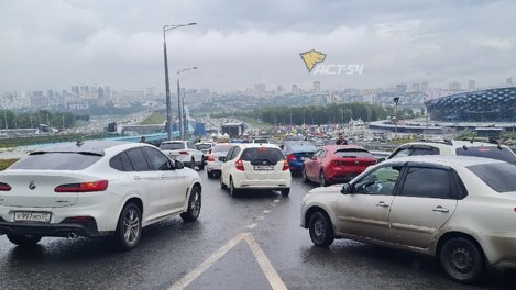 Жители ЖК «Панорама» в Новосибирске в знак протеста перекрыли дорогу к новому ЛДС