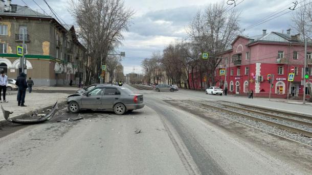 Роковой поворот: в Кировском районе произошло столкновение автомобиле Jaguar и Hyundai с пострадавшими