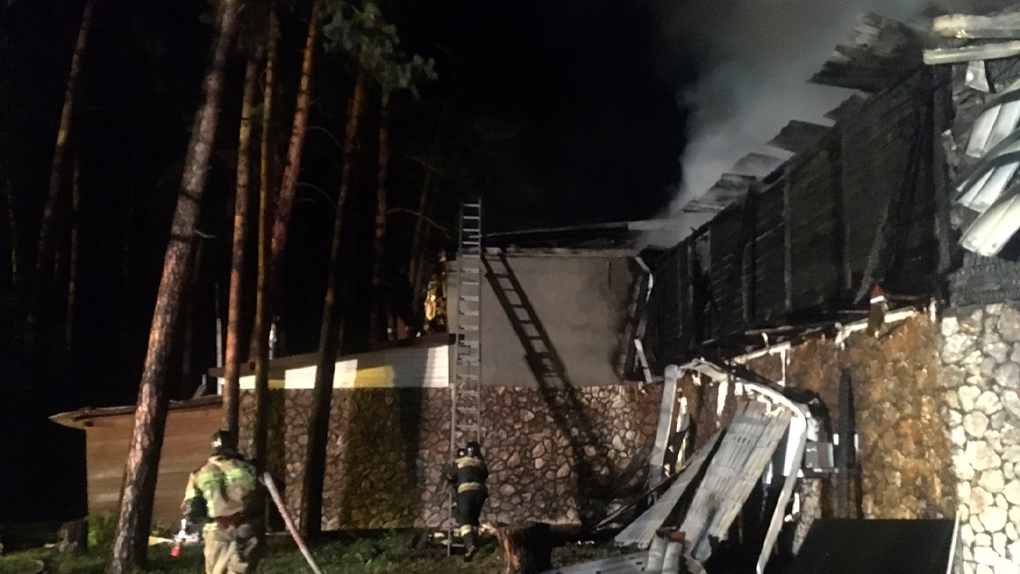 Пожар уничтожил двухэтажный ресторан Shalet в Заельцовском районе Новосибирска. ВИДЕО