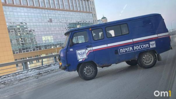 Из-за аварии с машиной «Почты России» омичи встали в пробку на метромосту