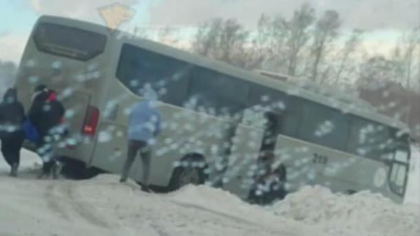 На Северном объезде под Новосибирском автобус вылетел в кювет
