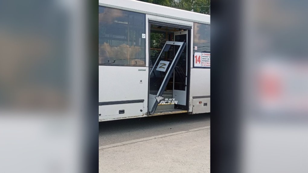 Отвалившаяся дверь автобуса придавила женщину в Новосибирске