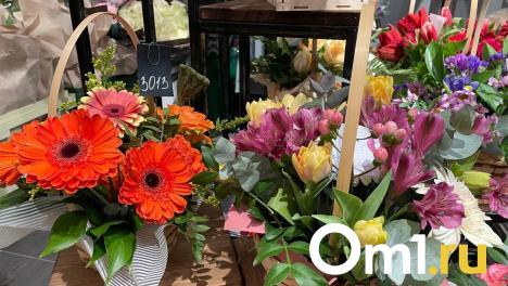 Букет из носков и розовый шуруповёрт: что омичи ищут в подарок женщинам на 8 Марта