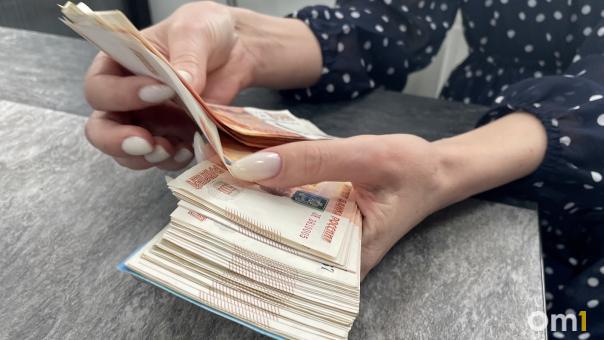 В мэрию Омска ищут чиновников на зарплату в 67 тысяч рублей