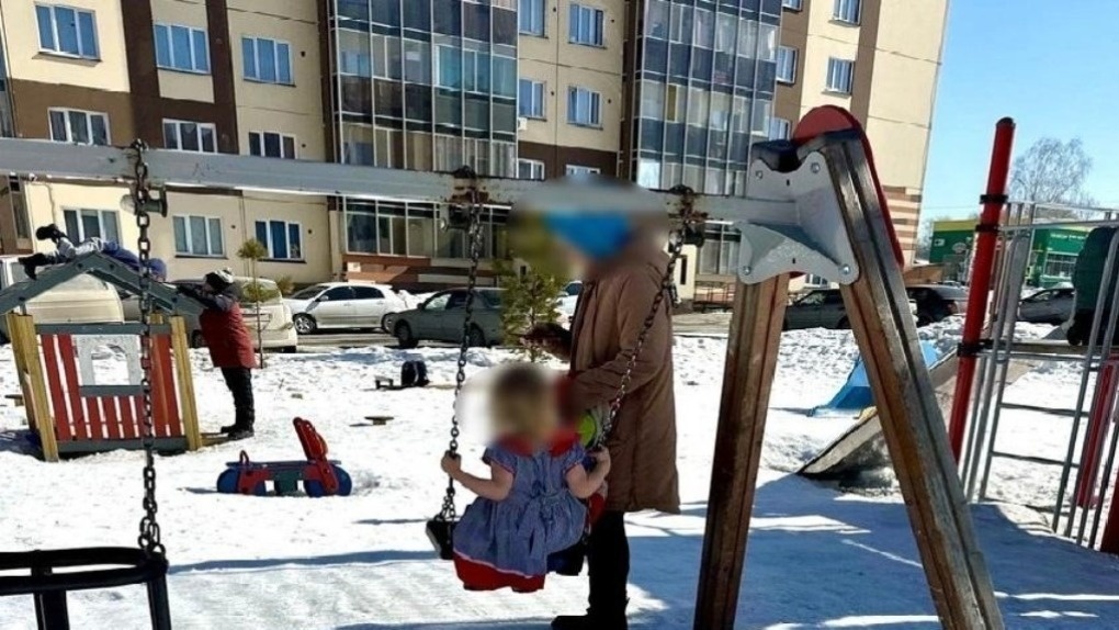 Гулявшая с дочкой в летнем платье в мороз женщина, стоит на учёте в ПДН в Новосибирске