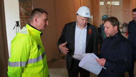 Мэр Шелест посетил гимназию № 88, где ведутся работы по обустройству территории