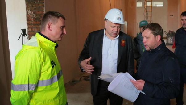 Мэр Шелест посетил гимназию № 88, где ведутся работы по обустройству территории