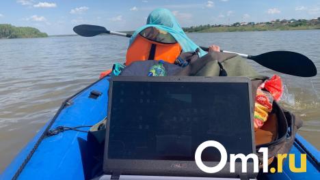 В мэрии отреагировали на омича, который переплыл улицу на лодке