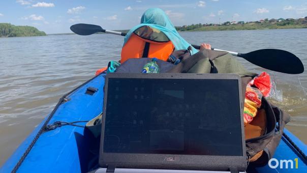 В мэрии отреагировали на омича, который переплыл улицу на лодке