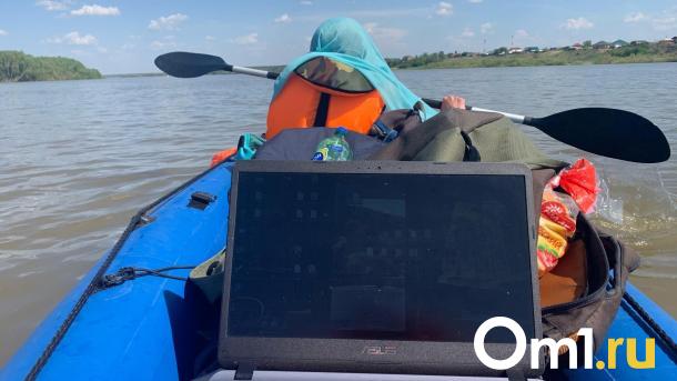 В мэрии отреагировали на омича, который переплыл улицу на лодке