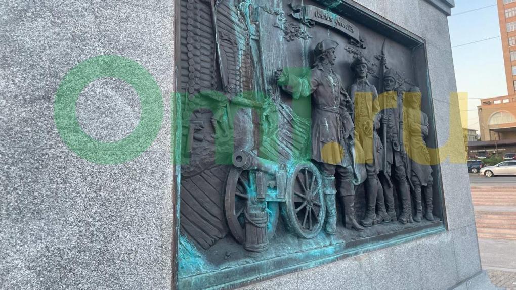 В Омске памятник Бухгольцу оказался в зелёных разводах