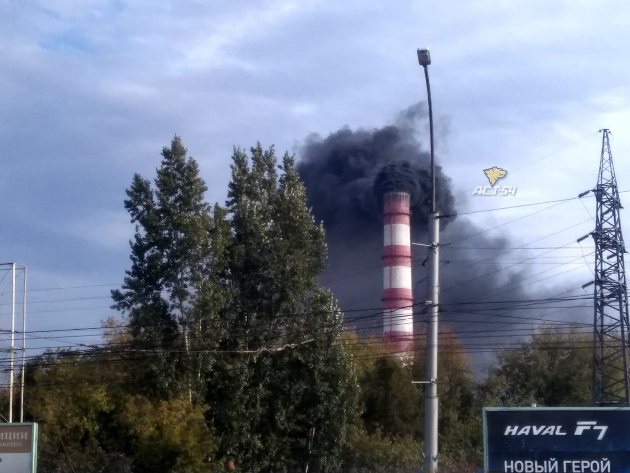 Труба ТЭЦ-2 закоптила небо над Новосибирском | 04.10.2019 | Омск -  БезФормата