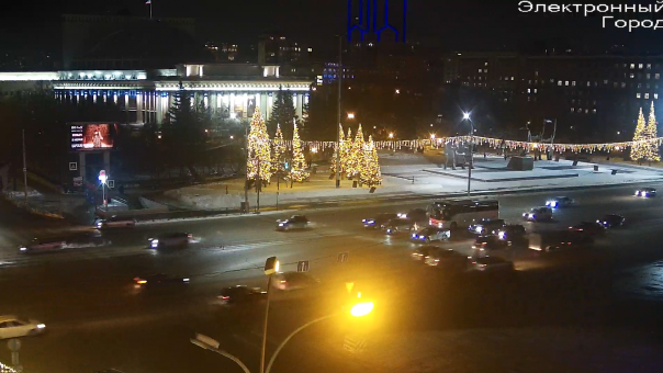 В Новосибирске убрали главную новогоднюю ёлку в сквере перед НОВАТом