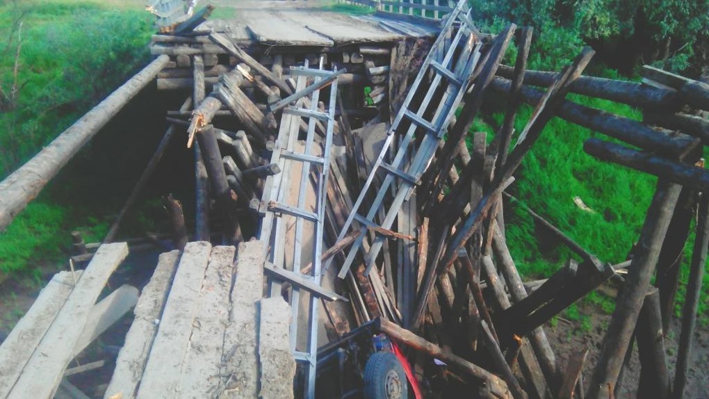Водитель грузовика, под которым провалился в Омской области мост, отделался лёгкими травмами