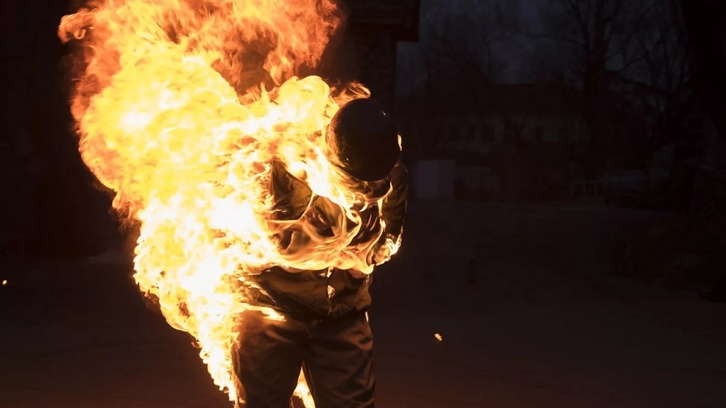 Горел открытым пламенем: новосибирец поджёг себя на глазах у очевидцев. ВИДЕО последствий