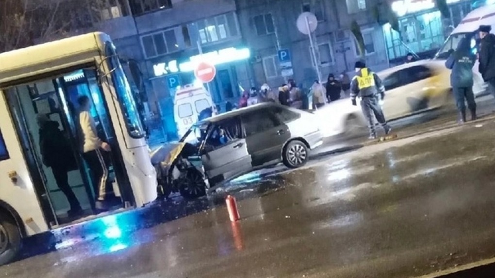 Автобус попал в лобовое столкновение с легковушкой в Омске