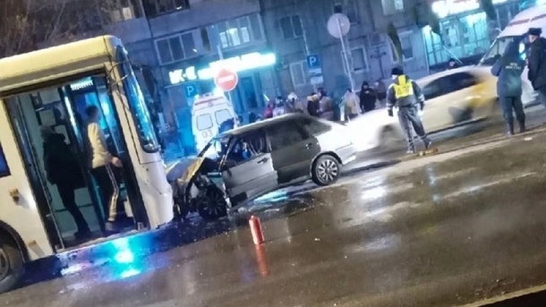 Автобус попал в лобовое столкновение с легковушкой в Омске