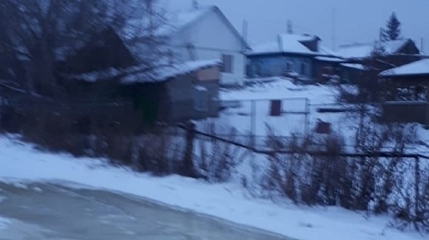 К проблеме затопления омской улицы сточными водами подключился губернатор