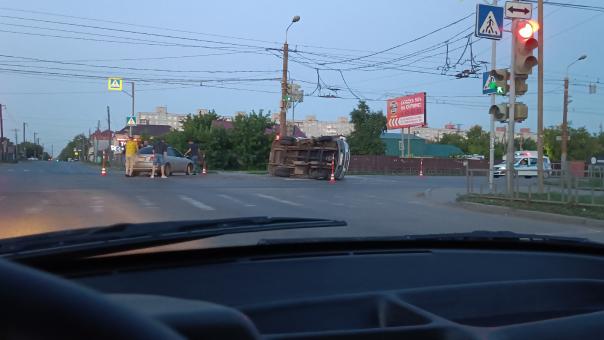 В Омске госпитализировали ребёнка из перевернувшейся кареты скорой помощи