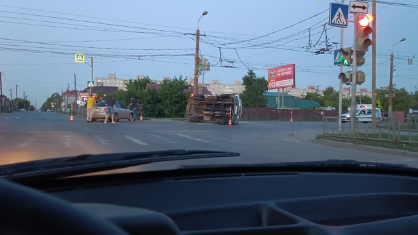 В Омске госпитализировали ребёнка из перевернувшейся кареты скорой помощи