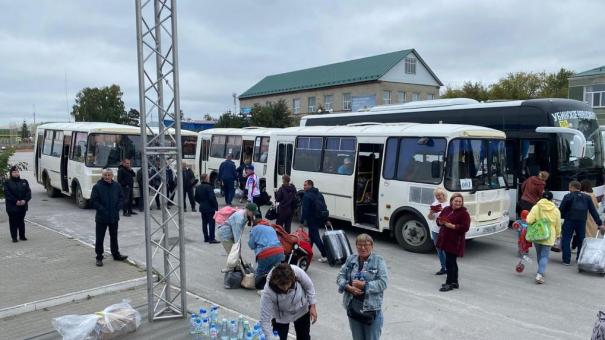 Пассажиров самолёта, экстренно севшего в поле, отправили в Омск на электричке