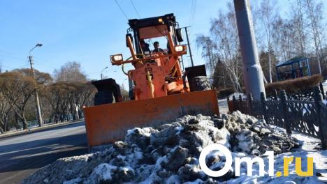 Омичи пожаловались на завалы снега у остановки «Медакадемия»
