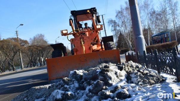 Омичи пожаловались на завалы снега у остановки «Медакадемия»