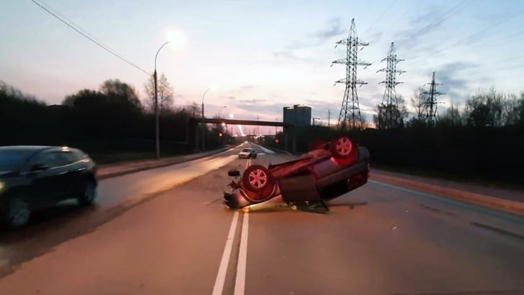 Водитель иномарки перевернулся на крышу после аварии в Новосибирске. ВИДЕО