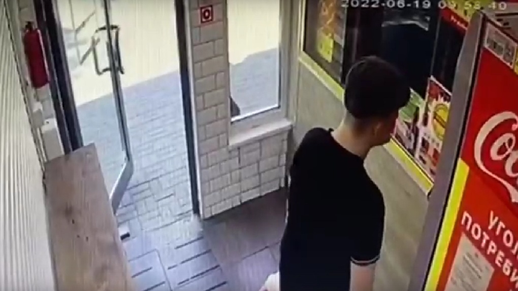 В Омске разыскивают мужчину, который потратил украденные деньги на шаурму – ВИДЕО